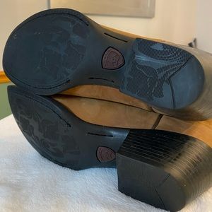 Ariat Heritage R Toe Western Boot. Style 15725. Tan. Never worn outdoors.